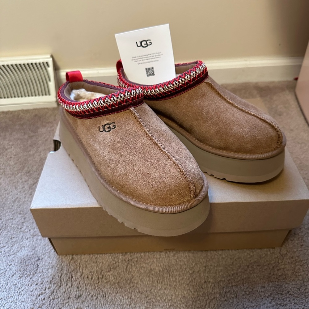 Tazzman ugg slippers, size 7 my husband got the wrong size by accident